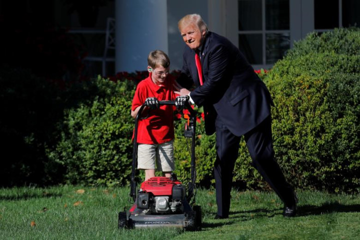 Ông thậm chí còn hỗ trợ cậu làm quen với máy cắt cỏ tại Nhà Trắng.