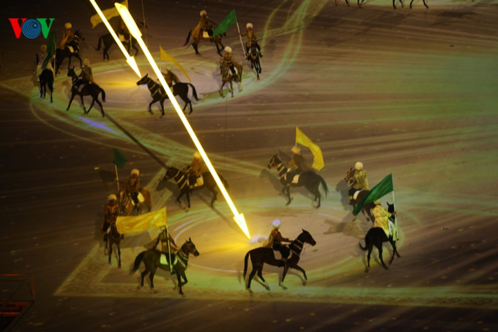 Lễ khai mạc cũng có sự xuất hiện của hàng trăm con ngựa - biểu tượng của người Turkmenistan.