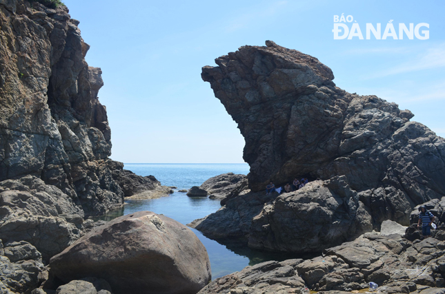 Mũi Nghê là một mỏm đá có hình chiếc đầu con Nghê quay về phía núi Sơn Trà, mình hướng ra biển. 