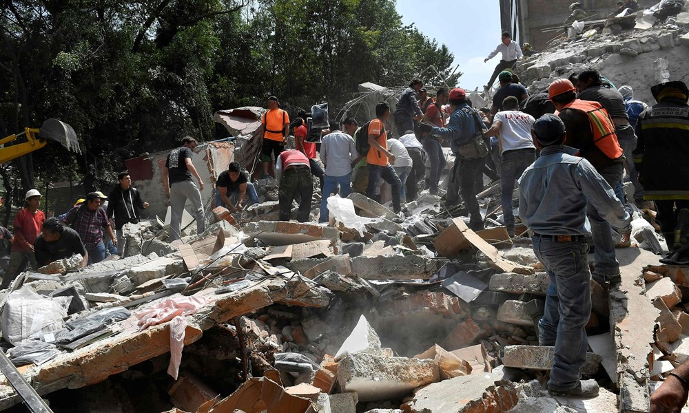 Người dân tìm kiếm người bị vùi lấp trong các đống đổ nát sau trận động đất ở thủ đô Mexico City. (Nguồn: AFP)