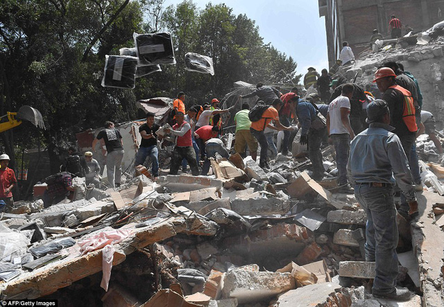Nhiều người nghi vẫn mắc kẹt trong các tòa nhà bị sập. (Ảnh: AFP)