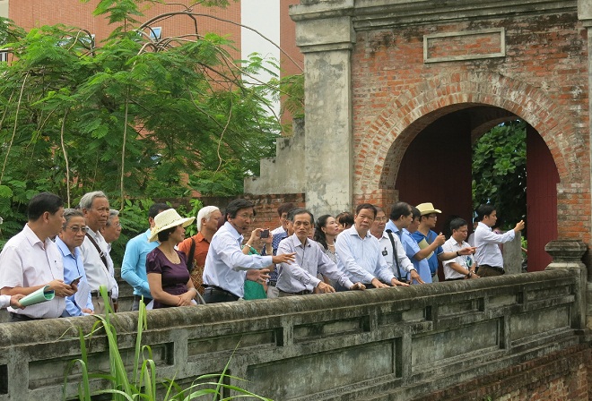 Các thành viên Hội đồng Di sản văn hóa Quốc gia khảo sát thực tế tại Thành Điện Hải. Tin và ảnh: NGỌC HÀ