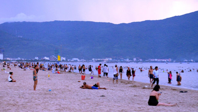 Rạng sáng 13-9, hàng trăm người dân, du khách thỏa thích tắm biển Phạm Văn Đông. Nhiều người đi từ rất sớm, nhưng đến 6 giờ 30 vẫn còn muốn tắm biển, đùa vui với những con sóng.(ảnh chụp sáng 13-9)