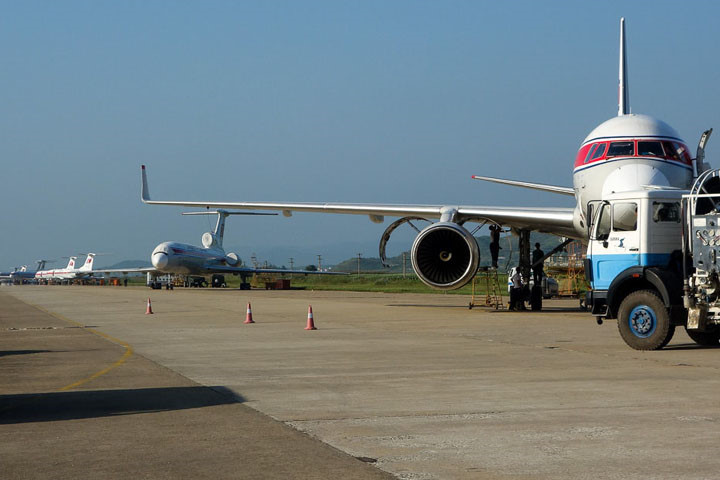 Đội máy bay “Air Koryo” tại sân bay Bình Nhưỡng Sunan. Theo tác giả Elliott của loạt ảnh này, đến năm 2010, hãng này vẫn bị cấm bay vào EU do không đáp ứng được các yêu cầu về an toàn.