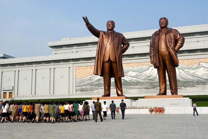 Đài tưởng niệm Mansudae – đài tưởng niệm linh thiêng nhất ở Triều Tiên, nơi đặt tượng đài lớn của lãnh tụ Kim Nhật Thành và Kim Jong Il.