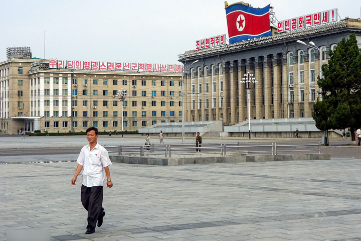Trụ sở các bộ ngành ở quảng trường Kim Nhật Thành tại thủ đô Bình Nhưỡng. Một trong 2 dòng chữ Triều Tiên ở đây có nghĩa là “Tư tưởng cách mạng tiên quân vinh quang muôn năm”.