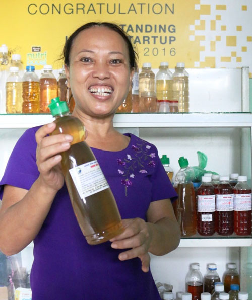 Bà Trịnh Thị Hồng giới thiệu sản phẩm nước rửa chén được Quỹ Phát triển khoa học và công nghệ hỗ trợ vốn phát triển sản phẩm.