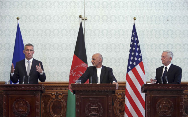 Tổng Thư ký NATO Jens Stoltenberg (trái), Tổng thống Afghanistan Ashraf Ghani (giữa) và Bộ trưởng Quốc phòng Mỹ Jim Mattis tham dự cuộc họp báo chung tại dinh tổng thống ở Kabul ngày 27-9. 							              Ảnh: AP