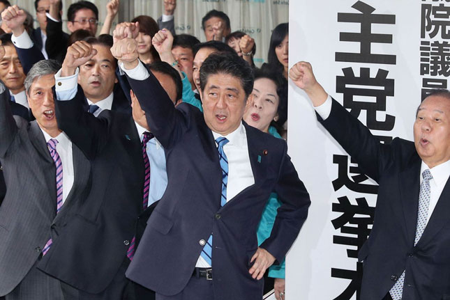 Thủ tướng Shinzo Abe (giữa) cùng các nghị sĩ đảng Dân chủ Tự do (LDP) thể hiện quyết tâm chiến thắng trong cuộc bầu cử vào tháng 10 tới.      											             Ảnh: AP