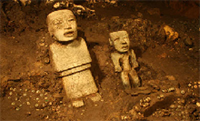  Hai bức tượng tìm thấy trong đường hầm sau 1.800 năm.