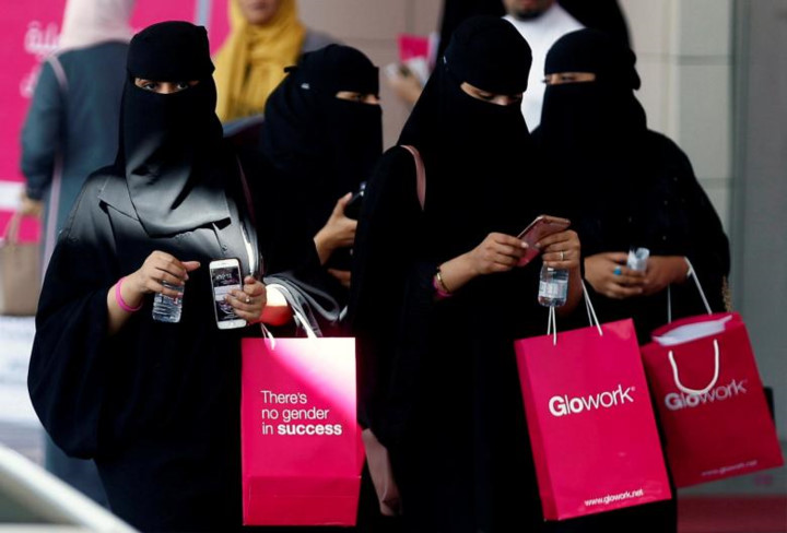 Nhóm phụ nữ tham gia triển lãm Glowork tại thủ đô Riyadh, Saudi Arabia ngày 28/9.