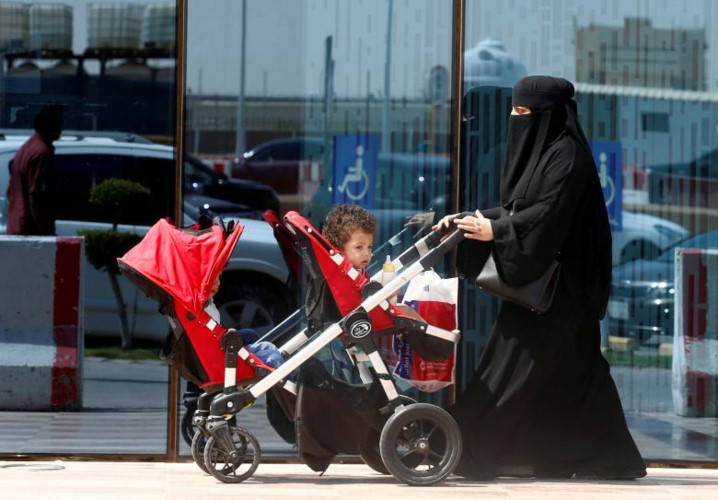 Người phụ nữ đẩy xe nôi trên đường phố Riyadh hôm 27/9.