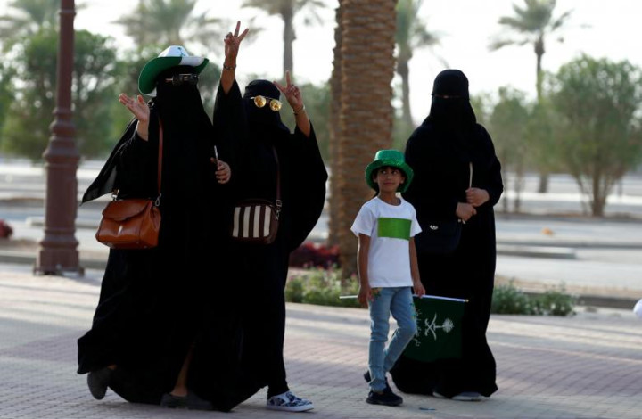 Những người phụ nữ vui vẻ tới tham dự lễ mít-tinh kỷ niệm ngày Quốc khánh lần thứ 87 của Saudi Arabia hôm 23/9.