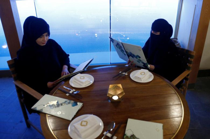 Hai cô gái trẻ lựa chọn đồ uống trong một quán cà phê ở Riyadh.