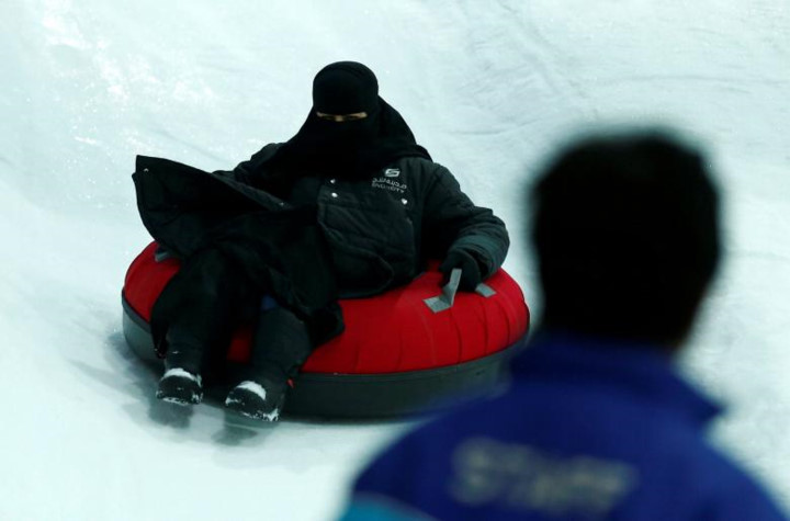   Người phụ nữ thích thú với một trò chơi trên tuyết ở trung tâm thương mại Al Othaim.