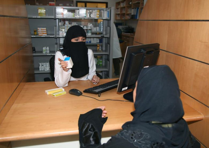 Một nữ dược sĩ giới thiệu về các loại thuốc tại Trung tâm Y tế Quốc tế ở Jeddah.