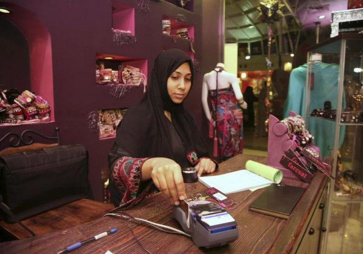 Nhân viên bán các đồ thủ công mỹ nghệ tại một trung tâm thương mại ở Jeddah.