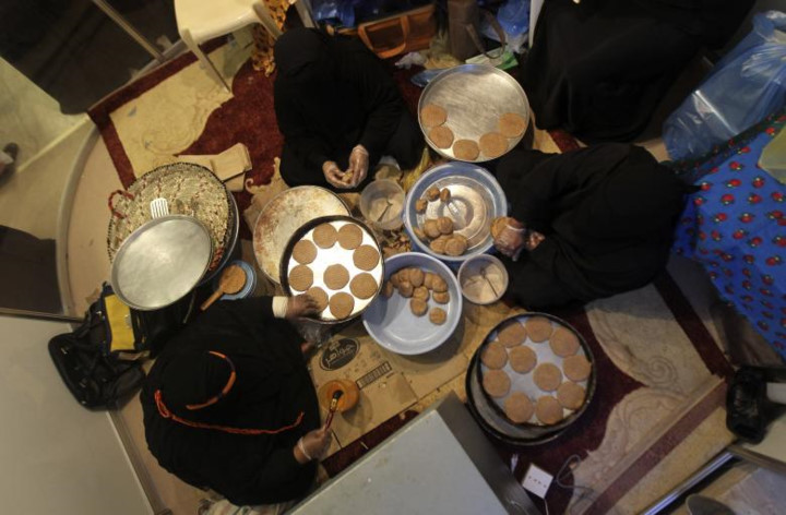 Những người phụ nữ cùng nhau làm bánh chuẩn bị cho một lễ hội giới thiệu các sản phẩm gia đình ở tỉnh Qassim.