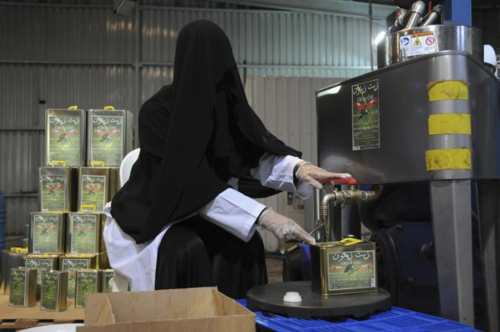 Người phụ nữ làm công việc đóng hộp dầu oliu tại một nhà máy chế biến ở Tabuk.