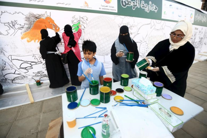 Những người phụ nữ chuẩn bị bút, màu vẽ trong một hoạt động cộng đồng ở Jeddah.