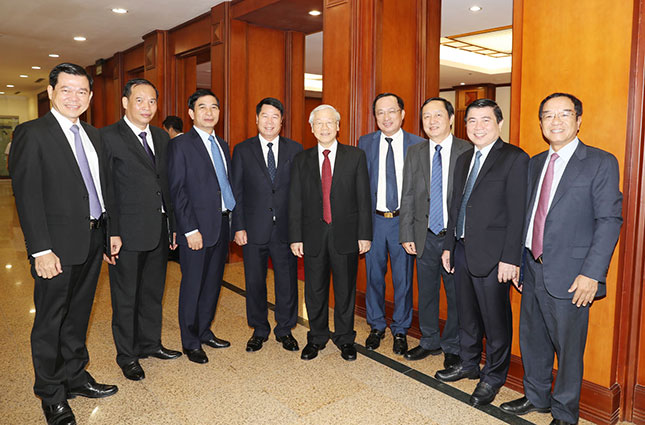 Tổng Bí thư Nguyễn Phú Trọng (giữa) với các đại biểu dự hội nghị. Ảnh: TTXVN