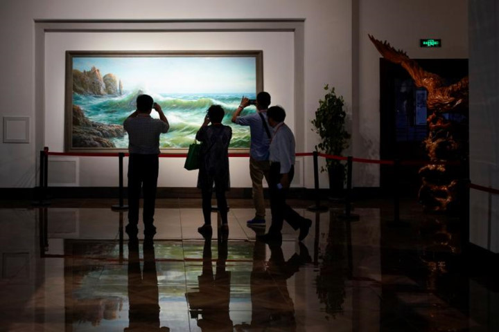 Một nhóm du khách Trung Quốc chụp lại bức tranh phong cảnh hết sức ấn tượng.