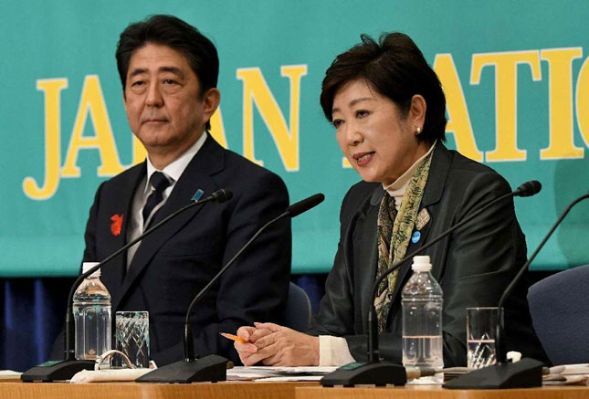 Thị trưởng Tokyo Yuriko Koike (phải) dẫn dắt đảng Hy vọng chống lại Thủ tướng Shinzo Abe (trái).  	       Ảnh: AFP