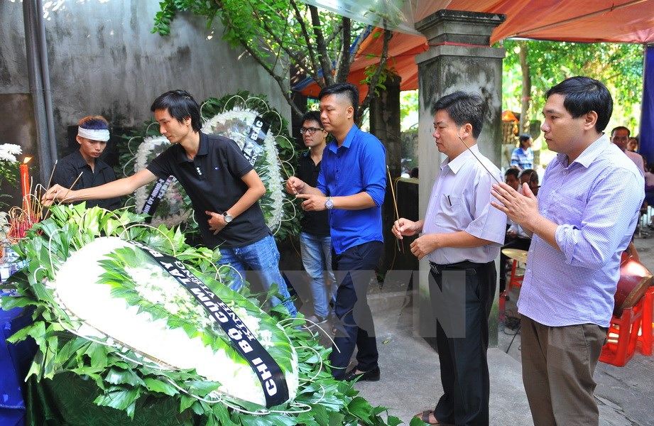 Các cán bộ, phóng viên, biên tập viên Cơ quan thường trú TTXVN tại Yên Bái - nơi phóng viên Đinh Hữu Dư công tác, đến viếng và chia buồn cùng gia đình. (Ảnh: Minh Đức/TTXVN)