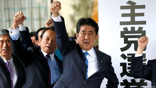 Thủ tướng Nhật Bản Shinzo Abe kêu gọi cử tri chọn ông để giải quyết “khủng hoảng quốc gia” - mối đe dọa tên lửa và hạt nhân từ CHDCND Triều Tiên.		Ảnh: Reuters 