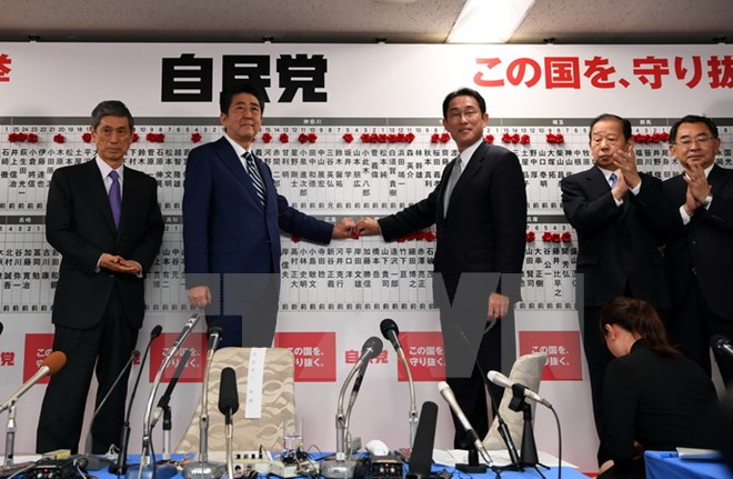 Lãnh đạo LDP, Thủ tướng Nhật Bản Shinzo Abe (thứ 2, trái) và Chủ tịch Hội đồng nghiên cứu chính sách của LDP Fumio Kishida (thứ 3, trái) tại trụ sở LDP ở thủ đô Tokyo ngày 22/10. (Nguồn: THX/TTXVN)