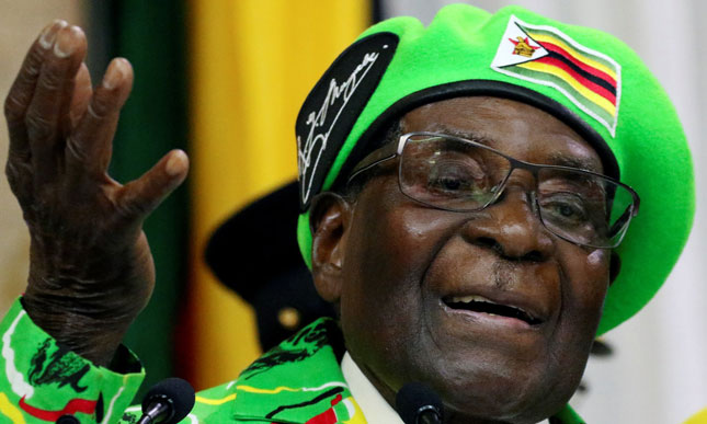 Tổng thống Robert Mugabe (93 tuổi) điều hành Zimbabwe suốt 37 năm qua.  Ảnh: Reuters