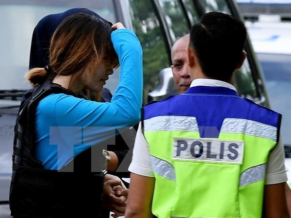 Nghi phạm Đoàn Thị Hương (giữa, trái) được áp giải tới tòa án ở Sepang, Malaysia. (Nguồn: AFP/TTXVN)