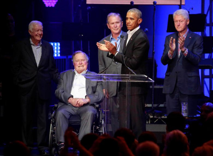 Cựu Tổng thống Barrack Obama vỗ tay sau khi phát biểu tại sự kiện gây quỹ.