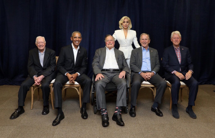 Lady Gaga chụp ảnh lưu niệm với 5 cựu Tổng thống Mỹ. Ảnh: The Hill.