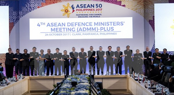 Đại tướng Ngô Xuân Lịch (thứ 2, phải), Ủy viên Bộ Chính trị, Phó Bí thư Quân ủy Trung ương, Bộ trưởng Bộ Quốc phòng và các Bộ trưởng Quốc phòng ADMM+ chụp ảnh chung tại hội nghị. (Nguồn: AFP/TTXVN)