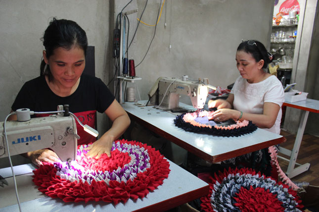Từ một cơ sở sản xuất nhỏ ban đầu, Hợp tác xã Thảm chân Xuân Phát của chị Nguyễn Thị Liễu (phải) hiện gây dựng được chỗ đứng trên thị trường, tạo việc làm và thu nhập ổn định cho 11 lao động nữ.