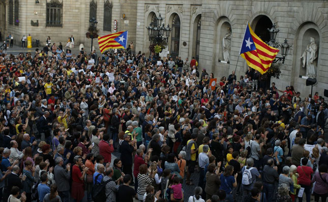 Nhiều người tham gia biểu tình ủng hộ độc lập tại Barcelona, thủ phủ của Catalonia.   Ảnh: AP 