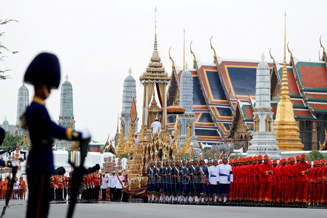 Đội quân tiễn đưa linh cữu nhà vua từ Cung điện ở Bangkok sáng 26-10.     Ảnh: Reuters