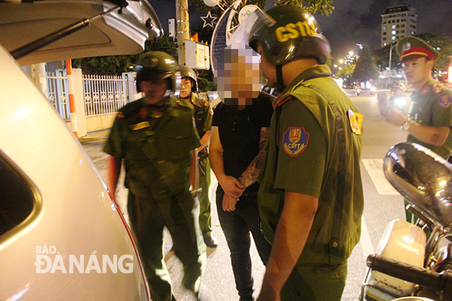 Lực lượng tuần tra của Đội Cảnh sát 113 kiểm tra hành chính ô-tô BKS 73A-068… đi ngược chiều đường Như Nguyệt (Đà Nẵng), phát hiện trong xe có con dao tự chế dài 50cm.