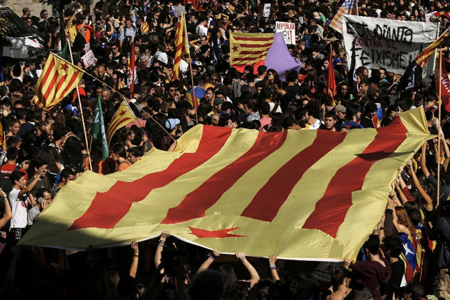 Những người ủng hộ ly khai tham gia biểu tình ở Barcelona, thủ phủ của Catalonia. 		Ảnh: AFP