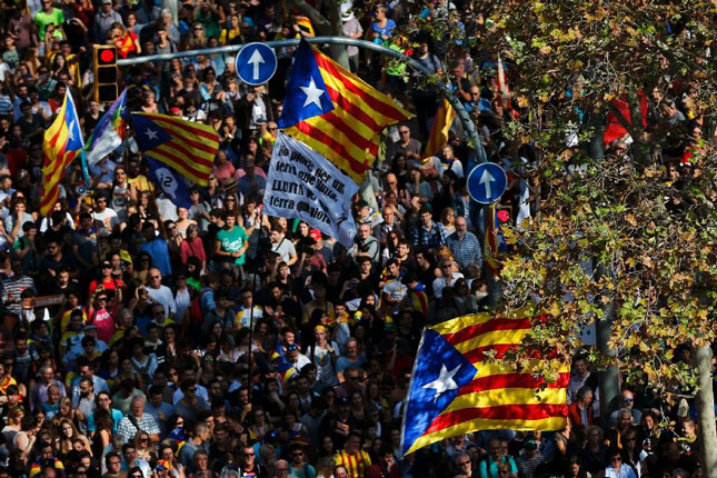 Các cuộc tuần hành diễn ra trên đường phố Barcelona, thủ phủ của Catalonia, cuối tuần qua nhằm ủng hộ hình thành khu vực này trở thành nhà nước độc lập. 	                                     Ảnh: AFP