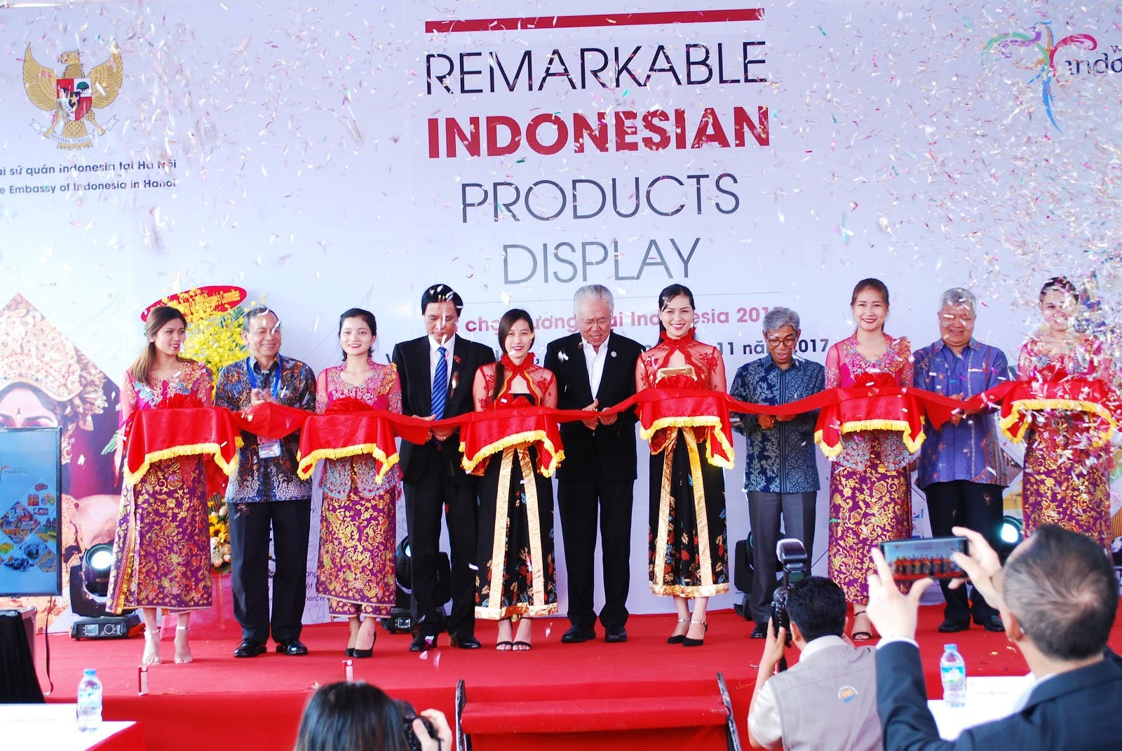 Đại diện Bộ trưởng Bộ Thương mại Indonesia, Đại sứ quán Indonesia tại Việt Nam và chính quyền TP Đà Nẵng cắt băng khai mạc hội chợ.