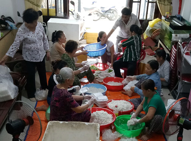 Tiểu thương chợ Hòa Khánh làm mì Quảng để đem đến cho bệnh nhân tại Bệnh viện Tâm thần (Đà Nẵng).