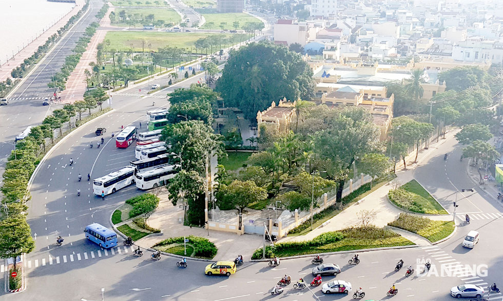 Toàn cảnh Bảo tàng Điêu khắc Chăm Đà Nẵng nhìn từ trên cao. Bảo tàng tọa lạc tại  số 2, đường 2-9, quận Hải Châu, Đà Nẵng, ngay ngã ba giao lộ Trưng Nữ Vương, Bạch Đằng và 2-9, đối diện với Trung tâm truyền hình Việt Nam tại thành phố Đà Nẵng. Bảo tàng Điêu khắc Chăm Đà Nẵng có tổng diện tích 6.673 m², trong đó phần diện tích trưng bày là 2.000 m².