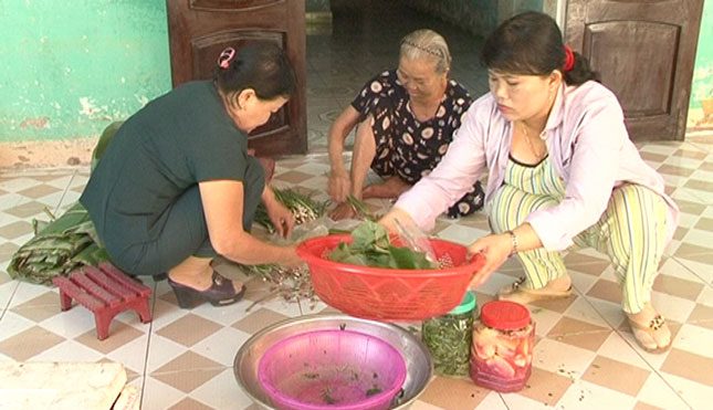 Phụ nữ thôn Cẩm Toại Đông (xã Hòa Phong) sản xuất chế phẩm sinh học EM.