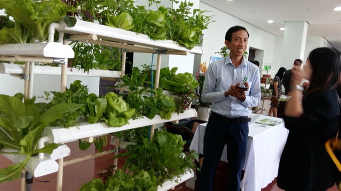 Clean produce: An investor introduces a hi-tech farm at an investment conference in Đà Nẵng. - VNS Photo Công Thành Read more at http://vietnamnews.vn/economy/419569/da-nang-calls-for-hi-tech-farms.html#eHSUBczSMjsvSsRW.99