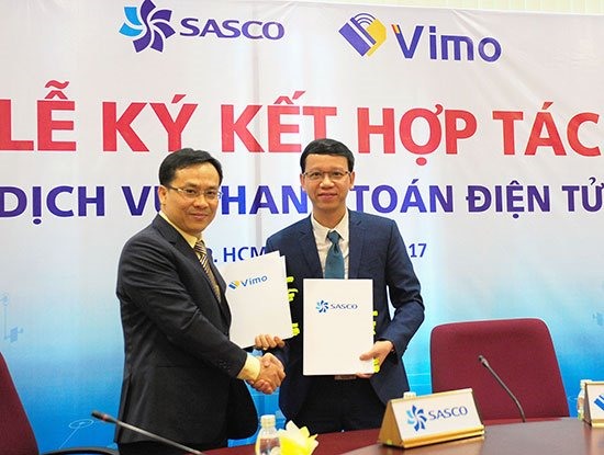 Representatives of Vimo and SASCO sign an agreement on launching electronic payment services for Asian tourists when travelling into Việt Nam. — Photo ictnews.vn Read more at http://vietnamnews.vn/economy/419893/travellers-can-pay-by-e-wallet-at-airport.html#usbThTtzHKwOk3Be.99