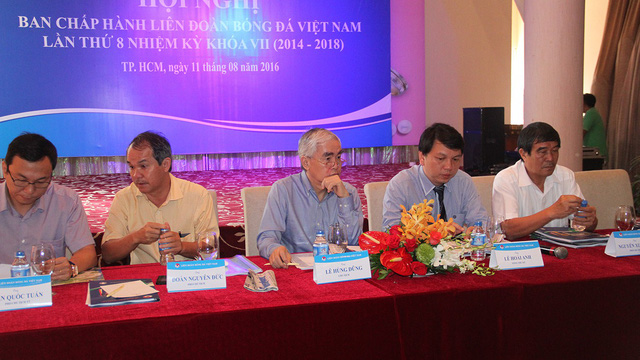 Chủ tịch VFF Lê Hùng Dũng (thứ 3 từ trái sang) không đảm bảo sức khoẻ trong phần lớn nhiệm kỳ 7, VFF thiếu người cầm lái