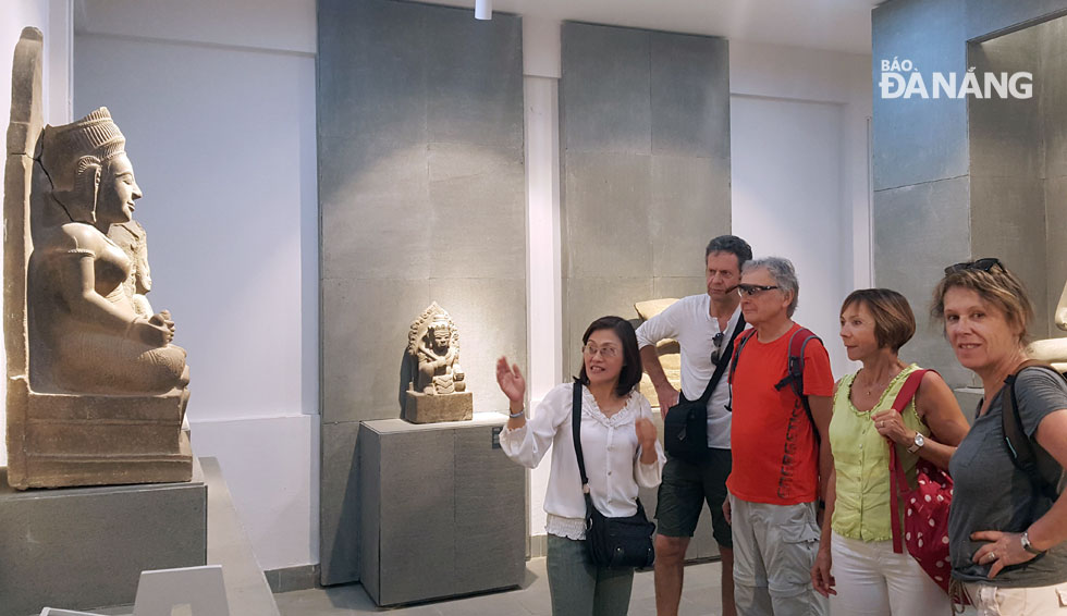  Foreign visitors learning about the Cham culture through the exhibits on display at the Museum of Cham Sculpture 