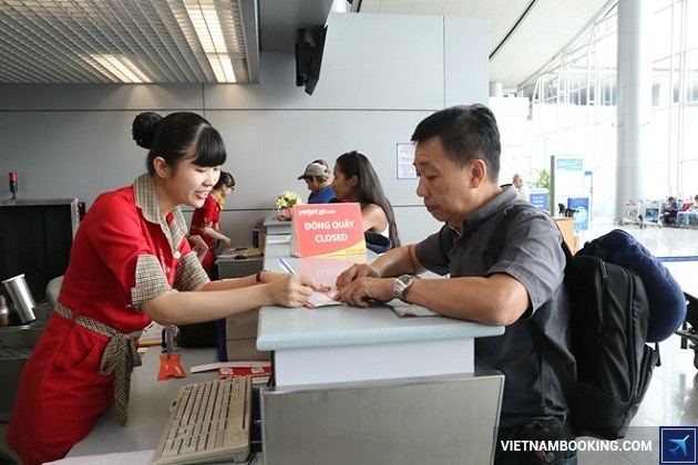 Passengers at a VietJets check-in counters in HCM City. - Photo vietnambooking.com Read more at http://vietnamnews.vn/bizhub/420317/vietjet-launches-large-scale-promotion-for-upcoming-tet-holiday.html#mBP1Oxb7Cbsri0tr.99